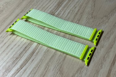 Kényelmes és finom tapintású a vászon anyagnak köszönhetően. Az óraszíjak tépőzárral lettek ellátva, hogy ezzel is kényelmesebb legyen a viselésük.

A műanyag elemek nem fluoreszkálnak, csak a szíj vászon része képes világítani a sötétben.

A cserélhető tépőzáras pótszíj főbb tulajdonságai:
-Minden Apple Watch szériához megfelelő
-Gyorsan és egyszerűen kicserélhető otthon is
-Strapabíró, stabil és tartós kialakítás
-Extravagáns és egyedi megjelenés a fluoreszkálós anyagnak köszönhetően

Ajándékdobozzal is megvásárolható, így egy igazán szép és elegáns meglepetés lehet szinte bármilyen alkalomra. Az ajándékdoboz fekete színű és +500 Ft az ára.

Egy szíj ára: 2990 Ft
Ajándékdobozzal: +500 Ft

Előre utalást követően Foxposttal vagy postával is tudom küldeni.

Erről a szíjról bővebben:
https://happywatch.hu/termek/apple-watch-fluoreszkalos-szij/