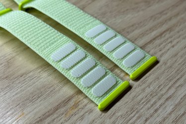 Kényelmes és finom tapintású a vászon anyagnak köszönhetően. Az óraszíjak tépőzárral lettek ellátva, hogy ezzel is kényelmesebb legyen a viselésük.

A műanyag elemek nem fluoreszkálnak, csak a szíj vászon része képes világítani a sötétben.

A cserélhető tépőzáras pótszíj főbb tulajdonságai:
-Minden Apple Watch szériához megfelelő
-Gyorsan és egyszerűen kicserélhető otthon is
-Strapabíró, stabil és tartós kialakítás
-Extravagáns és egyedi megjelenés a fluoreszkálós anyagnak köszönhetően

Ajándékdobozzal is megvásárolható, így egy igazán szép és elegáns meglepetés lehet szinte bármilyen alkalomra. Az ajándékdoboz fekete színű és +500 Ft az ára.

Egy szíj ára: 2990 Ft
Ajándékdobozzal: +500 Ft

Előre utalást követően Foxposttal vagy postával is tudom küldeni.

Erről a szíjról bővebben:
https://happywatch.hu/termek/apple-watch-fluoreszkalos-szij/