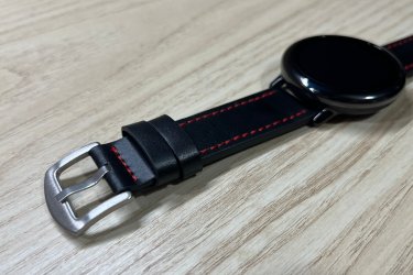 A kényelmes és nagyon finom tapintású bőr óraszíjak ezüst fém csattal lettek ellátva és piros cérnával vannak varrva, hogy ezzel is mutatósabb, elegánsabb hatást váltsanak ki viselőjéből. A szíj külső és belső része is fekete színű.&#13;&#10;&#13;&#10;A cserélhető univerzális pótszíj főbb tulajdonságai:&#13;&#10;-Strapabíró, rugalmas és tartós kialakítás&#13;&#10;-Könnyen cserélhető&#13;&#10;-Csatos rögzítés a kényelmes viselés érdekében&#13;&#10;-Két bújtatóval rendelkezik, így kényelmesen használható&#13;&#10;&#13;&#10;Ajándékdobozzal is megvásárolható, így egy igazán szép és elegáns meglepetés lehet szinte bármilyen alkalomra. Az ajándékdoboz fekete színű és +500 Ft az ára.&#13;&#10;&#13;&#10;Egy szíj ára: 2990 Ft&#13;&#10;Ajándékdobozzal: +500 Ft&#13;&#10;&#13;&#10;Előre utalást követően Foxposttal vagy postával is tudom küldeni.&#13;&#10;&#13;&#10;Erről a szíjról bővebben:&#13;&#10;https://happywatch.hu/termek/bor-oraszij-piros-cernaval-20mm/