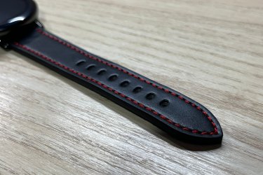 Bőr óraszíj piros cérnával 20mm-es méretben 