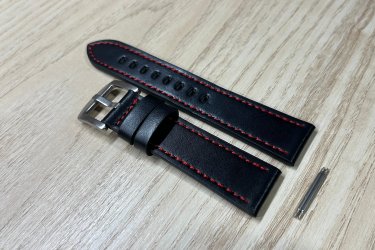 A kényelmes és nagyon finom tapintású bőr óraszíjak ezüst fém csattal lettek ellátva és piros cérnával vannak varrva, hogy ezzel is mutatósabb, elegánsabb hatást váltsanak ki viselőjéből. A szíj külső és belső része is fekete színű.&#13;&#10;&#13;&#10;A cserélhető univerzális pótszíj főbb tulajdonságai:&#13;&#10;-Strapabíró, rugalmas és tartós kialakítás&#13;&#10;-Könnyen cserélhető&#13;&#10;-Csatos rögzítés a kényelmes viselés érdekében&#13;&#10;-Két bújtatóval rendelkezik, így kényelmesen használható&#13;&#10;&#13;&#10;Ajándékdobozzal is megvásárolható, így egy igazán szép és elegáns meglepetés lehet szinte bármilyen alkalomra. Az ajándékdoboz fekete színű és +500 Ft az ára.&#13;&#10;&#13;&#10;Egy szíj ára: 2990 Ft&#13;&#10;Ajándékdobozzal: +500 Ft&#13;&#10;&#13;&#10;Előre utalást követően Foxposttal vagy postával is tudom küldeni.&#13;&#10;&#13;&#10;Erről a szíjról bővebben:&#13;&#10;https://happywatch.hu/termek/bor-oraszij-piros-cernaval-20mm/