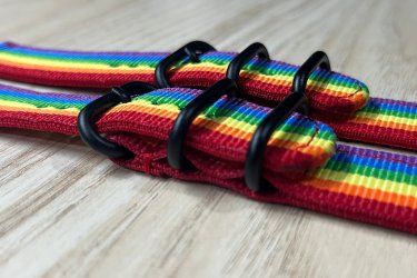 Tűnj ki a tömegből ezzel a stílusos, 20 mm-es szivárvány színű kétrészes NATO óraszíjjal! A vibráló, sokszínű dizájn a szabadságot, az önkifejezést és a pozitív energiát sugározza – tökéletes választás, ha szereted, hogy a kiegészítőidnek is van személyisége.&#13;&#10;&#13;&#10;A kiváló minőségű, strapabíró anyag és a kényelmes viselet gondoskodik róla, hogy ne csak jól nézzen ki, hanem bírja a mindennapi kihívásokat is. Könnyen felhelyezhető, gyorsan cserélhető, és azonnal új életet ad bármely órának.&#13;&#10;&#13;&#10;Ajándékdobozzal is megvásárolható, így egy igazán szép és elegáns meglepetés lehet szinte bármilyen alkalomra. Az ajándékdoboz fekete színű és +500 Ft az ára.&#13;&#10;&#13;&#10;Egy szíj ára: 2490 Ft&#13;&#10;Ajándékdobozzal: +500 Ft&#13;&#10;&#13;&#10;Előre utalást követően Foxposttal vagy postával is tudom küldeni.&#13;&#10;&#13;&#10;Erről a szíjról bővebben:&#13;&#10;https://happywatch.hu/termek/szivarvanyos-nato-oraszij-20mm/