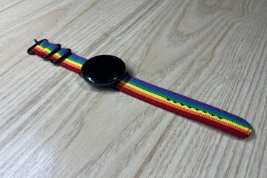 Tűnj ki a tömegből ezzel a stílusos, 20 mm-es szivárvány színű kétrészes NATO óraszíjjal! A vibráló, sokszínű dizájn a szabadságot, az önkifejezést és a pozitív energiát sugározza – tökéletes választás, ha szereted, hogy a kiegészítőidnek is van személyisége.&#13;&#10;&#13;&#10;A kiváló minőségű, strapabíró anyag és a kényelmes viselet gondoskodik róla, hogy ne csak jól nézzen ki, hanem bírja a mindennapi kihívásokat is. Könnyen felhelyezhető, gyorsan cserélhető, és azonnal új életet ad bármely órának.&#13;&#10;&#13;&#10;Ajándékdobozzal is megvásárolható, így egy igazán szép és elegáns meglepetés lehet szinte bármilyen alkalomra. Az ajándékdoboz fekete színű és +500 Ft az ára.&#13;&#10;&#13;&#10;Egy szíj ára: 2490 Ft&#13;&#10;Ajándékdobozzal: +500 Ft&#13;&#10;&#13;&#10;Előre utalást követően Foxposttal vagy postával is tudom küldeni.&#13;&#10;&#13;&#10;Erről a szíjról bővebben:&#13;&#10;https://happywatch.hu/termek/szivarvanyos-nato-oraszij-20mm/