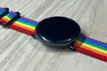 Tűnj ki a tömegből ezzel a stílusos, 20 mm-es szivárvány színű kétrészes NATO óraszíjjal! A vibráló, sokszínű dizájn a szabadságot, az önkifejezést és a pozitív energiát sugározza – tökéletes választás, ha szereted, hogy a kiegészítőidnek is van személyisége.&#13;&#10;&#13;&#10;A kiváló minőségű, strapabíró anyag és a kényelmes viselet gondoskodik róla, hogy ne csak jól nézzen ki, hanem bírja a mindennapi kihívásokat is. Könnyen felhelyezhető, gyorsan cserélhető, és azonnal új életet ad bármely órának.&#13;&#10;&#13;&#10;Ajándékdobozzal is megvásárolható, így egy igazán szép és elegáns meglepetés lehet szinte bármilyen alkalomra. Az ajándékdoboz fekete színű és +500 Ft az ára.&#13;&#10;&#13;&#10;Egy szíj ára: 2490 Ft&#13;&#10;Ajándékdobozzal: +500 Ft&#13;&#10;&#13;&#10;Előre utalást követően Foxposttal vagy postával is tudom küldeni.&#13;&#10;&#13;&#10;Erről a szíjról bővebben:&#13;&#10;https://happywatch.hu/termek/szivarvanyos-nato-oraszij-20mm/