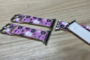 Dobd fel Apple Watch-odat ezzel a vidám és stílusos Halloween tematikájú szilikon óraszíjjal!&#13;&#10;&#13;&#10;Puha, rugalmas és tartós anyagból készült, így egész nap kényelmes viselet.&#13;&#10;&#13;&#10;Tökéletes választás azoknak, akik szeretik az egyedi kiegészítőket – legyen szó jelmezes buliról vagy csak a mindennapi őszi hangulatról. ????????️&#13;&#10;&#13;&#10;A kisebb (38 mm, 40 mm és 41 mm-es) és a nagyobb (42 mm, 44 mm, 45 mm és 49 mm-es) Apple Watch szériával is kompatibilisek. Az Apple Watch órád aljáról leolvashatod, hogy Neked milyen méretű szíjra van szükséged.&#13;&#10;&#13;&#10;A cserélhető szilikon pótszíj főbb tulajdonságai:&#13;&#10;-Minden Apple Watch szériához megfelelő&#13;&#10;-Gyorsan és egyszerűen kicserélhető otthon is&#13;&#10;-Strapabíró, rugalmas és tartós kialakítás a szilikon anyagnak köszönhetően&#13;&#10;-Teljesen vízálló&#13;&#10;&#13;&#10;Ajándékdobozzal is megvásárolható, így egy igazán szép és elegáns meglepetés lehet szinte bármilyen alkalomra. Az ajándékdoboz fekete színű és +500 Ft az ára.&#13;&#10;&#13;&#10;Egy szíj ára: 2490 Ft&#13;&#10;&#13;&#10;Előre utalást követően Foxposttal vagy postával is tudom küldeni.&#13;&#10;&#13;&#10;Erről a szíjról bővebben:&#13;&#10;https://happywatch.hu/termek/halloween-apple-watch-oraszij/