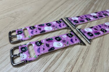 Dobd fel Apple Watch-odat ezzel a vidám és stílusos Halloween tematikájú szilikon óraszíjjal!&#13;&#10;&#13;&#10;Puha, rugalmas és tartós anyagból készült, így egész nap kényelmes viselet.&#13;&#10;&#13;&#10;Tökéletes választás azoknak, akik szeretik az egyedi kiegészítőket – legyen szó jelmezes buliról vagy csak a mindennapi őszi hangulatról. ????????️&#13;&#10;&#13;&#10;A kisebb (38 mm, 40 mm és 41 mm-es) és a nagyobb (42 mm, 44 mm, 45 mm és 49 mm-es) Apple Watch szériával is kompatibilisek. Az Apple Watch órád aljáról leolvashatod, hogy Neked milyen méretű szíjra van szükséged.&#13;&#10;&#13;&#10;A cserélhető szilikon pótszíj főbb tulajdonságai:&#13;&#10;-Minden Apple Watch szériához megfelelő&#13;&#10;-Gyorsan és egyszerűen kicserélhető otthon is&#13;&#10;-Strapabíró, rugalmas és tartós kialakítás a szilikon anyagnak köszönhetően&#13;&#10;-Teljesen vízálló&#13;&#10;&#13;&#10;Ajándékdobozzal is megvásárolható, így egy igazán szép és elegáns meglepetés lehet szinte bármilyen alkalomra. Az ajándékdoboz fekete színű és +500 Ft az ára.&#13;&#10;&#13;&#10;Egy szíj ára: 2490 Ft&#13;&#10;&#13;&#10;Előre utalást követően Foxposttal vagy postával is tudom küldeni.&#13;&#10;&#13;&#10;Erről a szíjról bővebben:&#13;&#10;https://happywatch.hu/termek/halloween-apple-watch-oraszij/