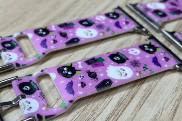 Dobd fel Apple Watch-odat ezzel a vidám és stílusos Halloween tematikájú szilikon óraszíjjal!&#13;&#10;&#13;&#10;Puha, rugalmas és tartós anyagból készült, így egész nap kényelmes viselet.&#13;&#10;&#13;&#10;Tökéletes választás azoknak, akik szeretik az egyedi kiegészítőket – legyen szó jelmezes buliról vagy csak a mindennapi őszi hangulatról. ????????️&#13;&#10;&#13;&#10;A kisebb (38 mm, 40 mm és 41 mm-es) és a nagyobb (42 mm, 44 mm, 45 mm és 49 mm-es) Apple Watch szériával is kompatibilisek. Az Apple Watch órád aljáról leolvashatod, hogy Neked milyen méretű szíjra van szükséged.&#13;&#10;&#13;&#10;A cserélhető szilikon pótszíj főbb tulajdonságai:&#13;&#10;-Minden Apple Watch szériához megfelelő&#13;&#10;-Gyorsan és egyszerűen kicserélhető otthon is&#13;&#10;-Strapabíró, rugalmas és tartós kialakítás a szilikon anyagnak köszönhetően&#13;&#10;-Teljesen vízálló&#13;&#10;&#13;&#10;Ajándékdobozzal is megvásárolható, így egy igazán szép és elegáns meglepetés lehet szinte bármilyen alkalomra. Az ajándékdoboz fekete színű és +500 Ft az ára.&#13;&#10;&#13;&#10;Egy szíj ára: 2490 Ft&#13;&#10;&#13;&#10;Előre utalást követően Foxposttal vagy postával is tudom küldeni.&#13;&#10;&#13;&#10;Erről a szíjról bővebben:&#13;&#10;https://happywatch.hu/termek/halloween-apple-watch-oraszij/