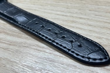 Emeld új szintre órád megjelenését ezzel a prémium minőségű, krokodil mintás valódi bőr óraszíjjal!&#13;&#10;Finom kidolgozás, klasszikus megjelenés és kényelmes viselet – azoknak, akik szeretik az időt stílusosan mérni.&#13;&#10;&#13;&#10;✔ Szélesség: 12 mm&#13;&#10;✔ Anyag: bőr krokodil mintázattal&#13;&#10;✔ Kivitel: elegáns, mégis tartós&#13;&#10;&#13;&#10;Válassz eleganciát és időtállóságot – tedd egyedivé az órádat ezzel a kifinomult óraszíjjal!&#13;&#10;&#13;&#10;Ajándékdobozzal is megvásárolható, így egy igazán szép és elegáns meglepetés lehet szinte bármilyen alkalomra. Az ajándékdoboz fekete színű és +500 Ft az ára.&#13;&#10;&#13;&#10;Egy szíj ára: 2990 Ft&#13;&#10;&#13;&#10;Előre utalást követően Foxposttal vagy postával is tudom küldeni.&#13;&#10;&#13;&#10;Erről a szíjról bővebben:&#13;&#10;https://happywatch.hu/termek/krokodil-mintas-bor-oraszij-12mm/