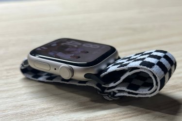 Öltöztessen Téged is a mindennapi viseletedhez, hogy ne csak az életben, de az öltözködésedben is meglegyen a harmónia.&#13;&#10;&#13;&#10;Emeld a mindennapok ritmusát a trendi, kockás mintás gumiszíjjal, amely tökéletesen illeszkedik Apple Watch-odhoz. Rugalmas, kényelmes és tartós – sportoláshoz, munkához és városi kalandokhoz egyaránt ideális.&#13;&#10;&#13;&#10;Praktikus, divatos, egyedi. Válaszd a mintát, ami kitűnik a tömegből, és add meg karórádnak azt a karaktert, amit megérdemel!&#13;&#10;&#13;&#10;Egy szíj ára: 2490 Ft&#13;&#10;&#13;&#10;Ajándékdobozzal is megvásárolható, így egy igazán szép és elegáns meglepetés lehet szinte bármilyen alkalomra. Az ajándékdoboz fekete színű és +500 Ft az ára.&#13;&#10;&#13;&#10;Előre utalást követően Foxposttal vagy postával is tudom küldeni.&#13;&#10;&#13;&#10;Erről a szíjról bővebben:&#13;&#10;https://happywatch.hu/termek/apple-watch-kockas-oraszij/