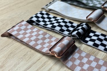 Öltöztessen Téged is a mindennapi viseletedhez, hogy ne csak az életben, de az öltözködésedben is meglegyen a harmónia.&#13;&#10;&#13;&#10;Emeld a mindennapok ritmusát a trendi, kockás mintás gumiszíjjal, amely tökéletesen illeszkedik Apple Watch-odhoz. Rugalmas, kényelmes és tartós – sportoláshoz, munkához és városi kalandokhoz egyaránt ideális.&#13;&#10;&#13;&#10;Praktikus, divatos, egyedi. Válaszd a mintát, ami kitűnik a tömegből, és add meg karórádnak azt a karaktert, amit megérdemel!&#13;&#10;&#13;&#10;Egy szíj ára: 2490 Ft&#13;&#10;&#13;&#10;Ajándékdobozzal is megvásárolható, így egy igazán szép és elegáns meglepetés lehet szinte bármilyen alkalomra. Az ajándékdoboz fekete színű és +500 Ft az ára.&#13;&#10;&#13;&#10;Előre utalást követően Foxposttal vagy postával is tudom küldeni.&#13;&#10;&#13;&#10;Erről a szíjról bővebben:&#13;&#10;https://happywatch.hu/termek/apple-watch-kockas-oraszij/