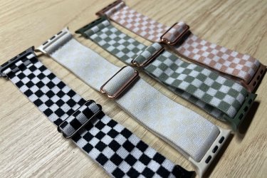 Öltöztessen Téged is a mindennapi viseletedhez, hogy ne csak az életben, de az öltözködésedben is meglegyen a harmónia.&#13;&#10;&#13;&#10;Emeld a mindennapok ritmusát a trendi, kockás mintás gumiszíjjal, amely tökéletesen illeszkedik Apple Watch-odhoz. Rugalmas, kényelmes és tartós – sportoláshoz, munkához és városi kalandokhoz egyaránt ideális.&#13;&#10;&#13;&#10;Praktikus, divatos, egyedi. Válaszd a mintát, ami kitűnik a tömegből, és add meg karórádnak azt a karaktert, amit megérdemel!&#13;&#10;&#13;&#10;Egy szíj ára: 2490 Ft&#13;&#10;&#13;&#10;Ajándékdobozzal is megvásárolható, így egy igazán szép és elegáns meglepetés lehet szinte bármilyen alkalomra. Az ajándékdoboz fekete színű és +500 Ft az ára.&#13;&#10;&#13;&#10;Előre utalást követően Foxposttal vagy postával is tudom küldeni.&#13;&#10;&#13;&#10;Erről a szíjról bővebben:&#13;&#10;https://happywatch.hu/termek/apple-watch-kockas-oraszij/