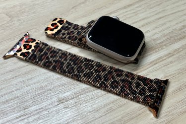 ✨ Emeld új szintre a stílusod!&#13;&#10;Légy merész, egyedi és lehengerlő az Apple Watch fém, leopárd mintás óraszíjával!&#13;&#10;&#13;&#10;A prémium minőségű, rozsdamentes acélból készült szíj tökéletesen illeszkedik az Apple Watchod-hoz, miközben a karakteres leopárdminta garantáltan magára vonzza a tekinteteket.&#13;&#10;&#13;&#10;✔ Elegáns, mégis vagány megjelenés&#13;&#10;✔ Tartós és kényelmes viselet&#13;&#10;✔ Könnyű felhelyezés – tökéletes illeszkedés&#13;&#10;✔ Minden alkalomhoz ideális: munkába, buliba vagy hétköznapi viselethez&#13;&#10;&#13;&#10;Tűnj ki a tömegből – válaszd a stílus és az erő találkozását! ????✨&#13;&#10;&#13;&#10;Egy szíj ára: 3490 Ft&#13;&#10;&#13;&#10;Előre utalást követően Foxposttal vagy postával is tudom küldeni.&#13;&#10;&#13;&#10;Ajándékdobozzal is megvásárolható, így egy igazán szép és elegáns meglepetés lehet szinte bármilyen alkalomra. Az ajándékdoboz fekete színű és +500 Ft az ára.&#13;&#10;&#13;&#10;Erről a szíjról bővebben:&#13;&#10;https://happywatch.hu/termek/apple-watch-fem-leopard-mintas-szij/