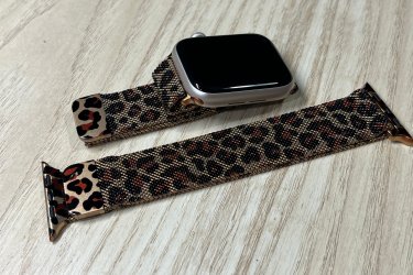 ✨ Emeld új szintre a stílusod!&#13;&#10;Légy merész, egyedi és lehengerlő az Apple Watch fém, leopárd mintás óraszíjával!&#13;&#10;&#13;&#10;A prémium minőségű, rozsdamentes acélból készült szíj tökéletesen illeszkedik az Apple Watchod-hoz, miközben a karakteres leopárdminta garantáltan magára vonzza a tekinteteket.&#13;&#10;&#13;&#10;✔ Elegáns, mégis vagány megjelenés&#13;&#10;✔ Tartós és kényelmes viselet&#13;&#10;✔ Könnyű felhelyezés – tökéletes illeszkedés&#13;&#10;✔ Minden alkalomhoz ideális: munkába, buliba vagy hétköznapi viselethez&#13;&#10;&#13;&#10;Tűnj ki a tömegből – válaszd a stílus és az erő találkozását! ????✨&#13;&#10;&#13;&#10;Egy szíj ára: 3490 Ft&#13;&#10;&#13;&#10;Előre utalást követően Foxposttal vagy postával is tudom küldeni.&#13;&#10;&#13;&#10;Ajándékdobozzal is megvásárolható, így egy igazán szép és elegáns meglepetés lehet szinte bármilyen alkalomra. Az ajándékdoboz fekete színű és +500 Ft az ára.&#13;&#10;&#13;&#10;Erről a szíjról bővebben:&#13;&#10;https://happywatch.hu/termek/apple-watch-fem-leopard-mintas-szij/