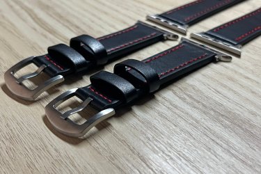 Mutasd meg a stílusod az Apple Watch fekete bőr óraszíjával, amelyet karakteres, piros varrás tesz igazán különlegessé.&#13;&#10;&#13;&#10;A letisztult fekete dizájn tökéletes egyensúlyt teremt a klasszikus elegancia és a modern lendület között.&#13;&#10;&#13;&#10;✔ Kiváló minőségű bőr&#13;&#10;✔ Kontrasztos piros varrás – erőteljes, sportos megjelenés&#13;&#10;✔ Kényelmes viselet egész nap&#13;&#10;✔ Precíz illeszkedés minden Apple Watch modellhez&#13;&#10;&#13;&#10;Válaszd a stílusos határozottságot – tedd különlegessé a mindennapokat egy igazán karakteres kiegészítővel!&#13;&#10;&#13;&#10;Egy szíj ára: 3490 Ft&#13;&#10;&#13;&#10;Előre utalást követően Foxposttal vagy postával is tudom küldeni.&#13;&#10;&#13;&#10;Ajándékdobozzal is megvásárolható, így egy igazán szép és elegáns meglepetés lehet szinte bármilyen alkalomra. Az ajándékdoboz fekete színű és +500 Ft az ára.&#13;&#10;&#13;&#10;Erről a szíjról bővebben:&#13;&#10;https://happywatch.hu/termek/apple-watch-oraszij-piros-cernaval/