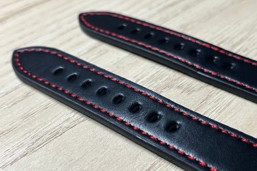 Mutasd meg a stílusod az Apple Watch fekete bőr óraszíjával, amelyet karakteres, piros varrás tesz igazán különlegessé.&#13;&#10;&#13;&#10;A letisztult fekete dizájn tökéletes egyensúlyt teremt a klasszikus elegancia és a modern lendület között.&#13;&#10;&#13;&#10;✔ Kiváló minőségű bőr&#13;&#10;✔ Kontrasztos piros varrás – erőteljes, sportos megjelenés&#13;&#10;✔ Kényelmes viselet egész nap&#13;&#10;✔ Precíz illeszkedés minden Apple Watch modellhez&#13;&#10;&#13;&#10;Válaszd a stílusos határozottságot – tedd különlegessé a mindennapokat egy igazán karakteres kiegészítővel!&#13;&#10;&#13;&#10;Egy szíj ára: 3490 Ft&#13;&#10;&#13;&#10;Előre utalást követően Foxposttal vagy postával is tudom küldeni.&#13;&#10;&#13;&#10;Ajándékdobozzal is megvásárolható, így egy igazán szép és elegáns meglepetés lehet szinte bármilyen alkalomra. Az ajándékdoboz fekete színű és +500 Ft az ára.&#13;&#10;&#13;&#10;Erről a szíjról bővebben:&#13;&#10;https://happywatch.hu/termek/apple-watch-oraszij-piros-cernaval/