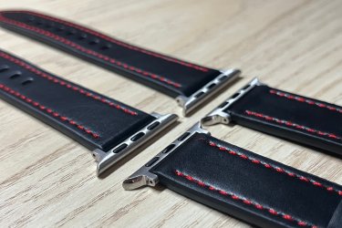 Mutasd meg a stílusod az Apple Watch fekete bőr óraszíjával, amelyet karakteres, piros varrás tesz igazán különlegessé.&#13;&#10;&#13;&#10;A letisztult fekete dizájn tökéletes egyensúlyt teremt a klasszikus elegancia és a modern lendület között.&#13;&#10;&#13;&#10;✔ Kiváló minőségű bőr&#13;&#10;✔ Kontrasztos piros varrás – erőteljes, sportos megjelenés&#13;&#10;✔ Kényelmes viselet egész nap&#13;&#10;✔ Precíz illeszkedés minden Apple Watch modellhez&#13;&#10;&#13;&#10;Válaszd a stílusos határozottságot – tedd különlegessé a mindennapokat egy igazán karakteres kiegészítővel!&#13;&#10;&#13;&#10;Egy szíj ára: 3490 Ft&#13;&#10;&#13;&#10;Előre utalást követően Foxposttal vagy postával is tudom küldeni.&#13;&#10;&#13;&#10;Ajándékdobozzal is megvásárolható, így egy igazán szép és elegáns meglepetés lehet szinte bármilyen alkalomra. Az ajándékdoboz fekete színű és +500 Ft az ára.&#13;&#10;&#13;&#10;Erről a szíjról bővebben:&#13;&#10;https://happywatch.hu/termek/apple-watch-oraszij-piros-cernaval/