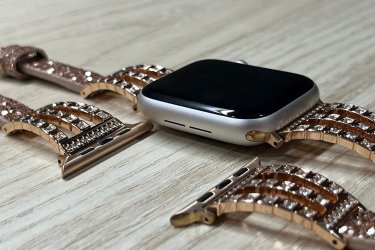 Emeld új szintre az Apple Watch megjelenését a kővel díszített óraszíjjal, amely tökéletes választás mindazoknak, akik szeretik az eleganciát és a feltűnő részleteket.&#13;&#10;&#13;&#10;A finoman csillogó kövek luxus hatást kölcsönöznek, miközben a szíj kényelmes viseletet és biztos tartást nyújt egész nap.&#13;&#10;&#13;&#10;✔ Lenyűgöző, csillogó dizájn&#13;&#10;✔ Tartós, gondosan kivitelezett díszítés&#13;&#10;✔ Tökéletes illeszkedés minden Apple Watch-hoz&#13;&#10;✔ Elegáns alkalmakhoz és hétköznapi ragyogáshoz egyaránt ideális&#13;&#10;&#13;&#10;Tedd különlegessé az outfited – válaszd azt a kiegészítőt, ami igazán rád irányítja a figyelmet! ✨⌚&#13;&#10;&#13;&#10;Egy szíj ára: 2990 Ft&#13;&#10;&#13;&#10;Előre utalást követően Foxposttal vagy postával is tudom küldeni.&#13;&#10;&#13;&#10;Ajándékdobozzal is megvásárolható, így egy igazán szép és elegáns meglepetés lehet szinte bármilyen alkalomra. Az ajándékdoboz fekete színű és +500 Ft az ára.&#13;&#10;&#13;&#10;Erről a szíjról bővebben:&#13;&#10;https://happywatch.hu/termek/apple-watch-kovel-diszitett-oraszij/