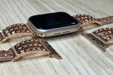 Emeld új szintre az Apple Watch megjelenését a kővel díszített óraszíjjal, amely tökéletes választás mindazoknak, akik szeretik az eleganciát és a feltűnő részleteket.&#13;&#10;&#13;&#10;A finoman csillogó kövek luxus hatást kölcsönöznek, miközben a szíj kényelmes viseletet és biztos tartást nyújt egész nap.&#13;&#10;&#13;&#10;✔ Lenyűgöző, csillogó dizájn&#13;&#10;✔ Tartós, gondosan kivitelezett díszítés&#13;&#10;✔ Tökéletes illeszkedés minden Apple Watch-hoz&#13;&#10;✔ Elegáns alkalmakhoz és hétköznapi ragyogáshoz egyaránt ideális&#13;&#10;&#13;&#10;Tedd különlegessé az outfited – válaszd azt a kiegészítőt, ami igazán rád irányítja a figyelmet! ✨⌚&#13;&#10;&#13;&#10;Egy szíj ára: 2990 Ft&#13;&#10;&#13;&#10;Előre utalást követően Foxposttal vagy postával is tudom küldeni.&#13;&#10;&#13;&#10;Ajándékdobozzal is megvásárolható, így egy igazán szép és elegáns meglepetés lehet szinte bármilyen alkalomra. Az ajándékdoboz fekete színű és +500 Ft az ára.&#13;&#10;&#13;&#10;Erről a szíjról bővebben:&#13;&#10;https://happywatch.hu/termek/apple-watch-kovel-diszitett-oraszij/