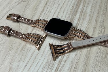 Emeld új szintre az Apple Watch megjelenését a kővel díszített óraszíjjal, amely tökéletes választás mindazoknak, akik szeretik az eleganciát és a feltűnő részleteket.&#13;&#10;&#13;&#10;A finoman csillogó kövek luxus hatást kölcsönöznek, miközben a szíj kényelmes viseletet és biztos tartást nyújt egész nap.&#13;&#10;&#13;&#10;✔ Lenyűgöző, csillogó dizájn&#13;&#10;✔ Tartós, gondosan kivitelezett díszítés&#13;&#10;✔ Tökéletes illeszkedés minden Apple Watch-hoz&#13;&#10;✔ Elegáns alkalmakhoz és hétköznapi ragyogáshoz egyaránt ideális&#13;&#10;&#13;&#10;Tedd különlegessé az outfited – válaszd azt a kiegészítőt, ami igazán rád irányítja a figyelmet! ✨⌚&#13;&#10;&#13;&#10;Egy szíj ára: 2990 Ft&#13;&#10;&#13;&#10;Előre utalást követően Foxposttal vagy postával is tudom küldeni.&#13;&#10;&#13;&#10;Ajándékdobozzal is megvásárolható, így egy igazán szép és elegáns meglepetés lehet szinte bármilyen alkalomra. Az ajándékdoboz fekete színű és +500 Ft az ára.&#13;&#10;&#13;&#10;Erről a szíjról bővebben:&#13;&#10;https://happywatch.hu/termek/apple-watch-kovel-diszitett-oraszij/
