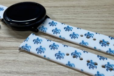 ???? Vidám stílus, maximális kényelem!&#13;&#10;Tedd játékossá és egyedivé az órád megjelenését a 20 mm-es teknős mintás szilikon óraszíjjal! A könnyed, puha szilikon tökéletes kényelmet biztosít, a kedves teknősminta pedig garantáltan jókedvet csal a mindennapokba.&#13;&#10;&#13;&#10;✔ Puha, rugalmas szilikon – egész napos komfort&#13;&#10;✔ Egyedi, teknősös dizájn&#13;&#10;✔ Strapabíró, izzadság- és vízálló&#13;&#10;✔ Minden 20 mm-es óratokkal kompatibilis&#13;&#10;&#13;&#10;Vidd magaddal a nyár hangulatát – válaszd a stílusos, vidám és kényelmes teknősös óraszíjat! ????✨&#13;&#10;&#13;&#10;Egy szíj ára: 2490 Ft&#13;&#10;&#13;&#10;Előre utalást követően Foxposttal vagy postával is tudom küldeni.&#13;&#10;&#13;&#10;Ajándékdobozzal is megvásárolható, így egy igazán szép és elegáns meglepetés lehet szinte bármilyen alkalomra. Az ajándékdoboz fekete színű és +500 Ft az ára.&#13;&#10;&#13;&#10;Erről a szíjról bővebben:&#13;&#10;https://happywatch.hu/termek/teknosos-szilikon-oraszij-20mm/