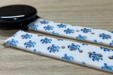 ???? Vidám stílus, maximális kényelem!&#13;&#10;Tedd játékossá és egyedivé az órád megjelenését a 20 mm-es teknős mintás szilikon óraszíjjal! A könnyed, puha szilikon tökéletes kényelmet biztosít, a kedves teknősminta pedig garantáltan jókedvet csal a mindennapokba.&#13;&#10;&#13;&#10;✔ Puha, rugalmas szilikon – egész napos komfort&#13;&#10;✔ Egyedi, teknősös dizájn&#13;&#10;✔ Strapabíró, izzadság- és vízálló&#13;&#10;✔ Minden 20 mm-es óratokkal kompatibilis&#13;&#10;&#13;&#10;Vidd magaddal a nyár hangulatát – válaszd a stílusos, vidám és kényelmes teknősös óraszíjat! ????✨&#13;&#10;&#13;&#10;Egy szíj ára: 2490 Ft&#13;&#10;&#13;&#10;Előre utalást követően Foxposttal vagy postával is tudom küldeni.&#13;&#10;&#13;&#10;Ajándékdobozzal is megvásárolható, így egy igazán szép és elegáns meglepetés lehet szinte bármilyen alkalomra. Az ajándékdoboz fekete színű és +500 Ft az ára.&#13;&#10;&#13;&#10;Erről a szíjról bővebben:&#13;&#10;https://happywatch.hu/termek/teknosos-szilikon-oraszij-20mm/