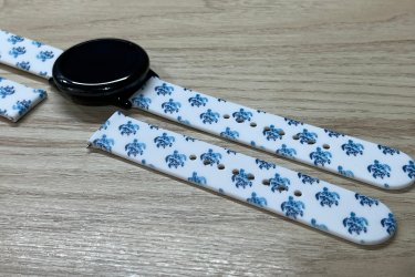 ???? Vidám stílus, maximális kényelem!&#13;&#10;Tedd játékossá és egyedivé az órád megjelenését a 20 mm-es teknős mintás szilikon óraszíjjal! A könnyed, puha szilikon tökéletes kényelmet biztosít, a kedves teknősminta pedig garantáltan jókedvet csal a mindennapokba.&#13;&#10;&#13;&#10;✔ Puha, rugalmas szilikon – egész napos komfort&#13;&#10;✔ Egyedi, teknősös dizájn&#13;&#10;✔ Strapabíró, izzadság- és vízálló&#13;&#10;✔ Minden 20 mm-es óratokkal kompatibilis&#13;&#10;&#13;&#10;Vidd magaddal a nyár hangulatát – válaszd a stílusos, vidám és kényelmes teknősös óraszíjat! ????✨&#13;&#10;&#13;&#10;Egy szíj ára: 2490 Ft&#13;&#10;&#13;&#10;Előre utalást követően Foxposttal vagy postával is tudom küldeni.&#13;&#10;&#13;&#10;Ajándékdobozzal is megvásárolható, így egy igazán szép és elegáns meglepetés lehet szinte bármilyen alkalomra. Az ajándékdoboz fekete színű és +500 Ft az ára.&#13;&#10;&#13;&#10;Erről a szíjról bővebben:&#13;&#10;https://happywatch.hu/termek/teknosos-szilikon-oraszij-20mm/