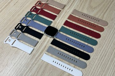 Emeld új szintre a stílusod a 20 mm-es maori mintás szilikon óraszíjjal!&#13;&#10;Különleges, hagyományos maori motívumai nemcsak egyedivé teszik órádat, hanem erőt és karaktert is sugároznak.&#13;&#10;&#13;&#10;A rugalmas, bőrbarát szilikon kényelmes viseletet biztosít egész nap, akár sportoláshoz, munkához vagy hétköznapi használathoz. Strapabíró, vízálló és könnyen tisztítható – tökéletes választás aktív életmódhoz és modern megjelenéshez.&#13;&#10;&#13;&#10;Tedd egyedivé órádat – válaszd a stílusos, maori mintás óraszíjat!&#13;&#10;&#13;&#10;Egy szíj ára: 2490 Ft&#13;&#10;&#13;&#10;Előre utalást követően Foxposttal vagy postával is tudom küldeni.&#13;&#10;&#13;&#10;Ajándékdobozzal is megvásárolható, így egy igazán szép és elegáns meglepetés lehet szinte bármilyen alkalomra. Az ajándékdoboz fekete színű és +500 Ft az ára.&#13;&#10;&#13;&#10;Erről a szíjról bővebben:&#13;&#10;https://happywatch.hu/termek/maori-mintas-szilikon-szij-20mm/