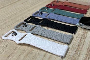 Emeld új szintre a stílusod a 20 mm-es maori mintás szilikon óraszíjjal!&#13;&#10;Különleges, hagyományos maori motívumai nemcsak egyedivé teszik órádat, hanem erőt és karaktert is sugároznak.&#13;&#10;&#13;&#10;A rugalmas, bőrbarát szilikon kényelmes viseletet biztosít egész nap, akár sportoláshoz, munkához vagy hétköznapi használathoz. Strapabíró, vízálló és könnyen tisztítható – tökéletes választás aktív életmódhoz és modern megjelenéshez.&#13;&#10;&#13;&#10;Tedd egyedivé órádat – válaszd a stílusos, maori mintás óraszíjat!&#13;&#10;&#13;&#10;Egy szíj ára: 2490 Ft&#13;&#10;&#13;&#10;Előre utalást követően Foxposttal vagy postával is tudom küldeni.&#13;&#10;&#13;&#10;Ajándékdobozzal is megvásárolható, így egy igazán szép és elegáns meglepetés lehet szinte bármilyen alkalomra. Az ajándékdoboz fekete színű és +500 Ft az ára.&#13;&#10;&#13;&#10;Erről a szíjról bővebben:&#13;&#10;https://happywatch.hu/termek/maori-mintas-szilikon-szij-20mm/