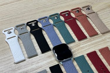 Emeld új szintre a stílusod a 20 mm-es maori mintás szilikon óraszíjjal!&#13;&#10;Különleges, hagyományos maori motívumai nemcsak egyedivé teszik órádat, hanem erőt és karaktert is sugároznak.&#13;&#10;&#13;&#10;A rugalmas, bőrbarát szilikon kényelmes viseletet biztosít egész nap, akár sportoláshoz, munkához vagy hétköznapi használathoz. Strapabíró, vízálló és könnyen tisztítható – tökéletes választás aktív életmódhoz és modern megjelenéshez.&#13;&#10;&#13;&#10;Tedd egyedivé órádat – válaszd a stílusos, maori mintás óraszíjat!&#13;&#10;&#13;&#10;Egy szíj ára: 2490 Ft&#13;&#10;&#13;&#10;Előre utalást követően Foxposttal vagy postával is tudom küldeni.&#13;&#10;&#13;&#10;Ajándékdobozzal is megvásárolható, így egy igazán szép és elegáns meglepetés lehet szinte bármilyen alkalomra. Az ajándékdoboz fekete színű és +500 Ft az ára.&#13;&#10;&#13;&#10;Erről a szíjról bővebben:&#13;&#10;https://happywatch.hu/termek/maori-mintas-szilikon-szij-20mm/