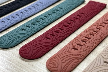 Emeld új szintre a stílusod a 20 mm-es maori mintás szilikon óraszíjjal!&#13;&#10;Különleges, hagyományos maori motívumai nemcsak egyedivé teszik órádat, hanem erőt és karaktert is sugároznak.&#13;&#10;&#13;&#10;A rugalmas, bőrbarát szilikon kényelmes viseletet biztosít egész nap, akár sportoláshoz, munkához vagy hétköznapi használathoz. Strapabíró, vízálló és könnyen tisztítható – tökéletes választás aktív életmódhoz és modern megjelenéshez.&#13;&#10;&#13;&#10;Tedd egyedivé órádat – válaszd a stílusos, maori mintás óraszíjat!&#13;&#10;&#13;&#10;Egy szíj ára: 2490 Ft&#13;&#10;&#13;&#10;Előre utalást követően Foxposttal vagy postával is tudom küldeni.&#13;&#10;&#13;&#10;Ajándékdobozzal is megvásárolható, így egy igazán szép és elegáns meglepetés lehet szinte bármilyen alkalomra. Az ajándékdoboz fekete színű és +500 Ft az ára.&#13;&#10;&#13;&#10;Erről a szíjról bővebben:&#13;&#10;https://happywatch.hu/termek/maori-mintas-szilikon-szij-20mm/