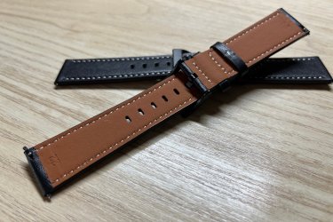 Divatos fekete bőr óraszíj fehér cérnával varrva