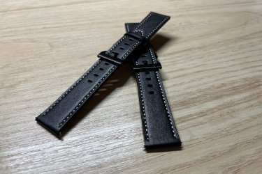 A kényelmes és nagyon finom tapintású bőr óraszíjak fekete fém csattal lettek ellátva és fehér cérnával vannak varrva, hogy ezzel is mutatósabb, elegánsabb hatást váltsanak ki viselőjéből. A szíj külső része fekete, fonákja (belső rész) pedig barna színű.

A szíj mellé természetesen jár kettő rugós stift is.

Minden hagyományos, 20mm vagy 22mm befogóval rendelkező órával kompatibilis.

Egy szíj ára: 2990 Ft

3 megvétele esetén 1 ezer Ft kedvezmény jár. Tehát 7970 Ft/3 db.

Előre utalást követően Foxposttal vagy postával is tudom küldeni.

Ajándékdobozzal is megvásárolható, így egy igazán szép és elegáns meglepetés lehet szinte bármilyen alkalomra. Az ajándékdoboz fekete színű és +500 Ft az ára.

Erről a szíjról bővebben:
https://happywatch.hu/termek/divatos-bor-oraszij-20mm/
