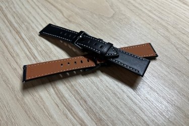 A kényelmes és nagyon finom tapintású bőr óraszíjak fekete fém csattal lettek ellátva és fehér cérnával vannak varrva, hogy ezzel is mutatósabb, elegánsabb hatást váltsanak ki viselőjéből. A szíj külső része fekete, fonákja (belső rész) pedig barna színű.

A szíj mellé természetesen jár kettő rugós stift is.

Minden hagyományos, 20mm vagy 22mm befogóval rendelkező órával kompatibilis.

Egy szíj ára: 2990 Ft

3 megvétele esetén 1 ezer Ft kedvezmény jár. Tehát 7970 Ft/3 db.

Előre utalást követően Foxposttal vagy postával is tudom küldeni.

Ajándékdobozzal is megvásárolható, így egy igazán szép és elegáns meglepetés lehet szinte bármilyen alkalomra. Az ajándékdoboz fekete színű és +500 Ft az ára.

Erről a szíjról bővebben:
https://happywatch.hu/termek/divatos-bor-oraszij-20mm/
