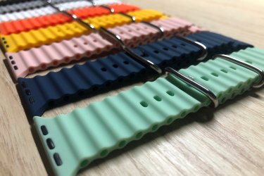 Az Apple Watch Ocean óraszíj tökéletes választás azoknak, akik az aktív életmódot és a modern megjelenést egyaránt fontosnak tartják. A rugalmas szilikon anyaga kényelmes viselet egész nap, miközben ellenáll víznek, izzadságnak és a mindennapi igénybevételnek.

Masszív, mégis könnyű kialakítása ideális sportoláshoz, úszáshoz vagy akár hétköznapi használatra is. A biztonságos csat stabil tartást biztosít, a letisztult Ocean dizájn pedig stílusosan egészíti ki az Apple Watch megjelenését.

Válaszd az Ocean óraszíjat, ha egy strapabíró, mégis elegáns kiegészítőt keresel az Apple Watchodhoz!

Egy szíj ára: 2490 Ft

Ajándékdobozzal is megvásárolható, így egy igazán szép és elegáns meglepetés lehet szinte bármilyen alkalomra. Az ajándékdoboz fekete színű és +500 Ft az ára.

Előre utalást követően Foxposttal vagy postával is tudom küldeni.

Erről a szíjról bővebben:
https://happywatch.hu/termek/apple-watch-szilikon-ocean-oraszij/

