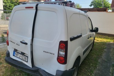 Elöl hátul sérült, motorikusan megfelelő állapotban lévő (működő képes) gépjármű. Megtekintés csak munkaidőben 7-14 óra között. Műszaki érvényesség: 2026/7.&#13;&#10;Az ár az ÁFA-t tartalmazza.