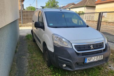 Elöl hátul sérült, motorikusan megfelelő állapotban lévő (működő képes) gépjármű. Megtekintés csak munkaidőben 7-14 óra között. Műszaki érvényesség: 2026/7.&#13;&#10;Az ár az ÁFA-t tartalmazza.