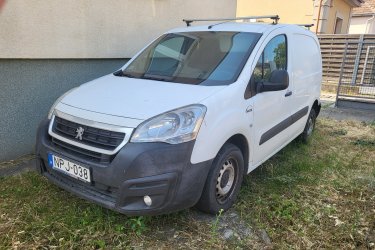 Elöl hátul sérült, motorikusan megfelelő állapotban lévő (működő képes) gépjármű. Megtekintés csak munkaidőben 7-14 óra között. Műszaki érvényesség: 2026/7.&#13;&#10;Az ár az ÁFA-t tartalmazza.