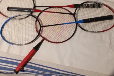 Tollasütők jó húrozással.
Felnőtt 3db. Gyerek 1 db. + hozzá egy műanyag szállítótáska. Ár. 4 E. FT.+szállítás. Fontos információ! (Tel. húsz 9758 százhetvenhárom), akinek nincs 30 Ft-ja egy telefonhívásra az ne írjon, nem érdekel!