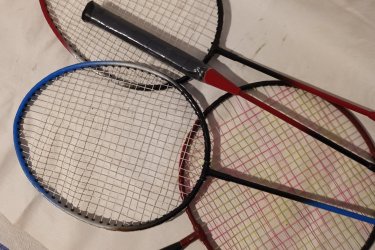 Tollasütők jó húrozással.
Felnőtt 3db. Gyerek 1 db. + hozzá egy műanyag szállítótáska. Ár. 4 E. FT.+szállítás. Fontos információ! (Tel. húsz 9758 százhetvenhárom), akinek nincs 30 Ft-ja egy telefonhívásra az ne írjon, nem érdekel!