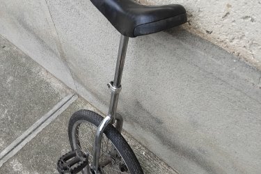 EGYKEREKŰ BICIGLI
Nagyon jó állapotú sport ill. játékszet. Méretei.  Magassága (állítható) 75-95 cm-ig. Kerék méretek (47-406)  20 x1,75.  Átmérő 50 cm. Ülés hossza 30 cm. (Ép bőrözés, kopás szakadásmentes).  Pedálkar hossza 15 cm. Ár 15 E.Ft. + szállítás. Fontos információ! (Tel. húsz 9758 százhetvenhárom), akinek nincs 30 Ft-ja egy telefonhívásra az ne írjon, nem érdekel!