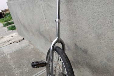 EGYKEREKŰ BICIGLI
Nagyon jó állapotú sport ill. játékszet. Méretei.  Magassága (állítható) 75-95 cm-ig. Kerék méretek (47-406)  20 x1,75.  Átmérő 50 cm. Ülés hossza 30 cm. (Ép bőrözés, kopás szakadásmentes).  Pedálkar hossza 15 cm. Ár 15 E.Ft. + szállítás. Fontos információ! (Tel. húsz 9758 százhetvenhárom), akinek nincs 30 Ft-ja egy telefonhívásra az ne írjon, nem érdekel!