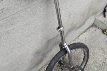 EGYKEREKŰ BICIGLI
Nagyon jó állapotú sport ill. játékszet. Méretei.  Magassága (állítható) 75-95 cm-ig. Kerék méretek (47-406)  20 x1,75.  Átmérő 50 cm. Ülés hossza 30 cm. (Ép bőrözés, kopás szakadásmentes).  Pedálkar hossza 15 cm. Ár 15 E.Ft. + szállítás. Fontos információ! (Tel. húsz 9758 százhetvenhárom), akinek nincs 30 Ft-ja egy telefonhívásra az ne írjon, nem érdekel!