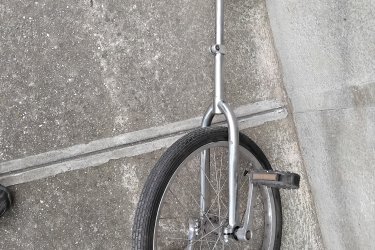 EGYKEREKŰ BICIGLI
Nagyon jó állapotú sport ill. játékszet. Méretei.  Magassága (állítható) 75-95 cm-ig. Kerék méretek (47-406)  20 x1,75.  Átmérő 50 cm. Ülés hossza 30 cm. (Ép bőrözés, kopás szakadásmentes).  Pedálkar hossza 15 cm. Ár 15 E.Ft. + szállítás. Fontos információ! (Tel. húsz 9758 százhetvenhárom), akinek nincs 30 Ft-ja egy telefonhívásra az ne írjon, nem érdekel!