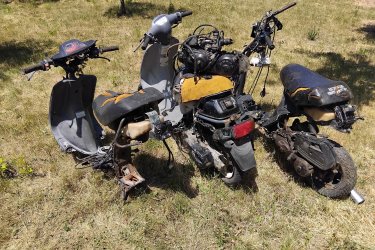 Honda Robogók + alkatrésznek
Szerelő vállalkozó cég hagyatékából. Honda 1db. AF05E és 1db. AF18E motorkóddal. Vannak még Yamaha, KTM, Piaggio robogók. + egyéb motorblokkok, motoralkatrészek. Jinlun 150ccm. blokk. Új komplett pocket motor meghajtással, sok pocket motor alkatrész.  A fotókon látható állapotban és burkolatokkal. Egyben megvétel esetén kedvezmény. Hirdetéseim között megtalálhatók külön külön is, több fotókkal. Ár. Megtekintés és megbeszélés után.+ szállítás. Fontos információ! (Tel. húsz9758százhetvenhárom), akinek nincs 30 Ft-ja egy telefonhívásra az ne írjon, nem érdekel!