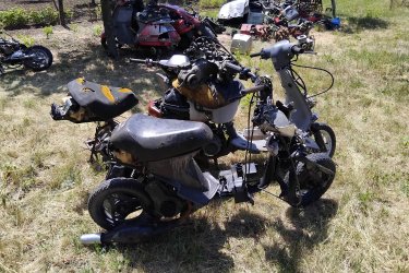 Honda Robogók + alkatrésznek
Szerelő vállalkozó cég hagyatékából. Honda 1db. AF05E és 1db. AF18E motorkóddal. Vannak még Yamaha, KTM, Piaggio robogók. + egyéb motorblokkok, motoralkatrészek. Jinlun 150ccm. blokk. Új komplett pocket motor meghajtással, sok pocket motor alkatrész.  A fotókon látható állapotban és burkolatokkal. Egyben megvétel esetén kedvezmény. Hirdetéseim között megtalálhatók külön külön is, több fotókkal. Ár. Megtekintés és megbeszélés után.+ szállítás. Fontos információ! (Tel. húsz9758százhetvenhárom), akinek nincs 30 Ft-ja egy telefonhívásra az ne írjon, nem érdekel!