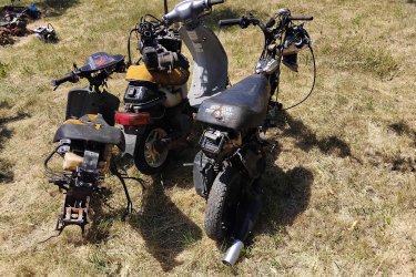 Honda Robogók + alkatrésznek
Szerelő vállalkozó cég hagyatékából. Honda 1db. AF05E és 1db. AF18E motorkóddal. Vannak még Yamaha, KTM, Piaggio robogók. + egyéb motorblokkok, motoralkatrészek. Jinlun 150ccm. blokk. Új komplett pocket motor meghajtással, sok pocket motor alkatrész.  A fotókon látható állapotban és burkolatokkal. Egyben megvétel esetén kedvezmény. Hirdetéseim között megtalálhatók külön külön is, több fotókkal. Ár. Megtekintés és megbeszélés után.+ szállítás. Fontos információ! (Tel. húsz9758százhetvenhárom), akinek nincs 30 Ft-ja egy telefonhívásra az ne írjon, nem érdekel!