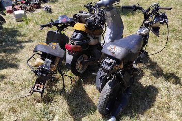 Honda Robogók + alkatrésznek
Szerelő vállalkozó cég hagyatékából. Honda 1db. AF05E és 1db. AF18E motorkóddal. Vannak még Yamaha, KTM, Piaggio robogók. + egyéb motorblokkok, motoralkatrészek. Jinlun 150ccm. blokk. Új komplett pocket motor meghajtással, sok pocket motor alkatrész.  A fotókon látható állapotban és burkolatokkal. Egyben megvétel esetén kedvezmény. Hirdetéseim között megtalálhatók külön külön is, több fotókkal. Ár. Megtekintés és megbeszélés után.+ szállítás. Fontos információ! (Tel. húsz9758százhetvenhárom), akinek nincs 30 Ft-ja egy telefonhívásra az ne írjon, nem érdekel!