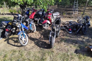 Honda Robogók + alkatrésznek
Szerelő vállalkozó cég hagyatékából. Honda 1db. AF05E és 1db. AF18E motorkóddal. Vannak még Yamaha, KTM, Piaggio robogók. + egyéb motorblokkok, motoralkatrészek. Jinlun 150ccm. blokk. Új komplett pocket motor meghajtással, sok pocket motor alkatrész.  A fotókon látható állapotban és burkolatokkal. Egyben megvétel esetén kedvezmény. Hirdetéseim között megtalálhatók külön külön is, több fotókkal. Ár. Megtekintés és megbeszélés után.+ szállítás. Fontos információ! (Tel. húsz9758százhetvenhárom), akinek nincs 30 Ft-ja egy telefonhívásra az ne írjon, nem érdekel!