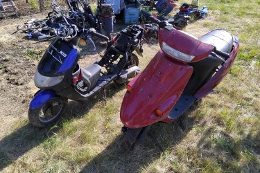 
Yamaha Robogók + alkatrészek
Szerelő vállalkozó cég hagyatékából. Yamaha TBG, és Motowell kid, + motorok az alkatrészek között. Van még Honda, KTM, Piaggio robogók. + egyéb motorblokkok, motoralkatrészek. Jinlun 150 blokk. Új komplett pocket motor meghajtással, sok pocket motor alkatrész.  A fotókon látható állapotban és burkolatokkal. Egyben megvétel esetén kedvezmény. Hirdetéseim között megtalálhatók külön külön is, több fotókkal. Ár. Megtekintés és megbeszélés után.+ szállítás. Fontos információ! (Tel. húsz9758százhetvenhárom), akinek nincs 30 Ft-ja egy telefonhívásra az ne írjon, nem érdekel!
