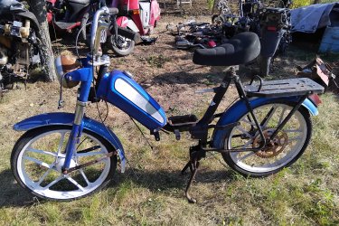 KTM váz és Robogó + alkatrészek 
Szerelő vállalkozó cég hagyatékából. KTM váz kerékméret //2-17 (21x200). Van még Honda, Yamaha, Piaggio robogók. + egyéb motorblokkok, motoralkatrészek. Jinlun 150 blokk. Új komplett pocket motor meghajtással, sok pocket motor alkatrész.  A fotókon látható állapotban és burkolatokkal. Egyben megvétel esetén kedvezmény. Hirdetéseim között megtalálhatók külön külön is, több fotókkal. Ár. 15E.  Vagy megtekintés és megbeszélés után.+ szállítás. Fontos információ! (Tel. húsz9758százhetvenhárom), akinek nincs 30 Ft-ja egy telefonhívásra az ne írjon, nem érdekel!
